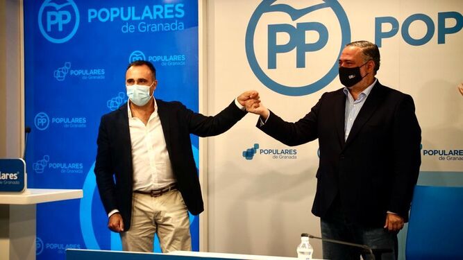El simbólico traspaso de la presidencia provincial del PP de Pablo García (derecha) a Francisco Rodríguez.
