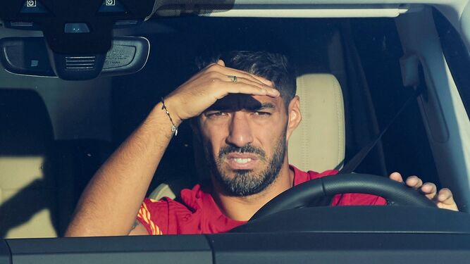 Luis Suárez, saliendo en su vehículo tras un entrenamiento en la ciudad deportiva del Barcelona