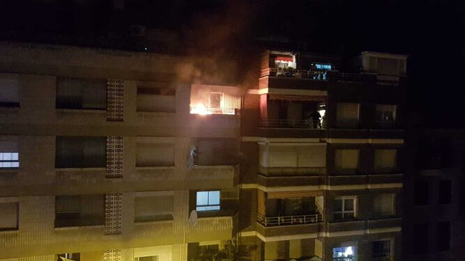 Imagen del incendio en un piso de la calle Arabial de Granada.