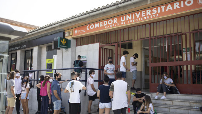 Estudiantes a las puertas del comedor universitario de Fuentenueva.
