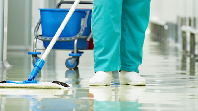 Los trabajadores de limpieza de los hospitales de Granada no son considerados de alto riesgo ante el coronavirus