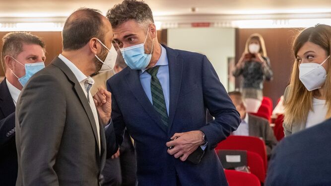 Felipe Sicila comparte confidencias con Alfonso Rodríguez Gómez de Celis, el viernes pasado en Sevilla
