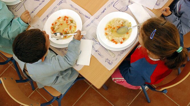 Niños en un comedor escolar, en una imagen de archivo.