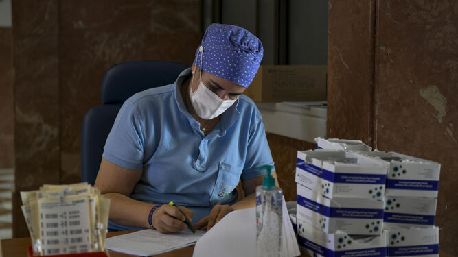 Una enfermera, durante las pruebas serológicas a los docentes.