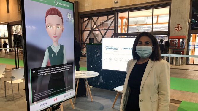 María Jesús Almazor posa junto a un avatar de una empresa tecnológica.