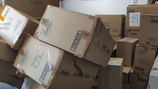 Cajas con el cargamento de juguetes robado que fueron halladas en la vivienda de Pinos Puente.