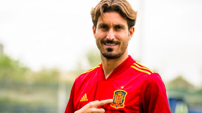 José Campaña, canterano sevillista ahora en el Levante, posa con la camiseta de la Selección por su primera convocatoria.