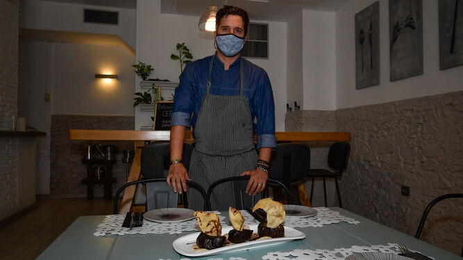 Antonio Francisco Rojas con uno de los platos de su restaurante