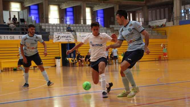 El SIMA Granada pelea un balón entre dos jugadores del CD El Ejido