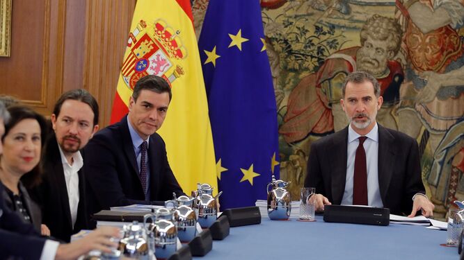 Felipe VI presidiendo la reunión del Consejo de Seguridad Nacional en la Zarzuela junto a Sánchez, Iglesias y Robles el pasado mes de marzo.