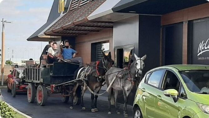 Al McDonalds en coche de caballos.