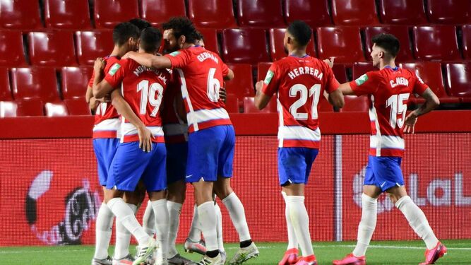 Varios jugadores del Granada celebran un gol