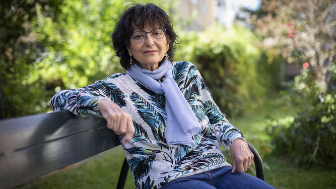 La escritora Ángeles Mora (Rute, 1952), Premio Nacional de Poesía en 2016, posa en el jardín de su casa