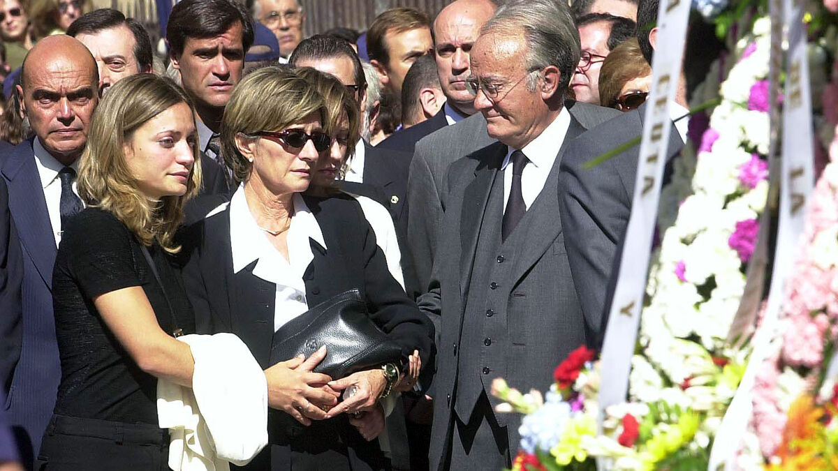 La mujer y familiares de Luis Portero, en el funeral.