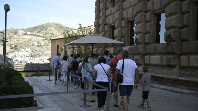 Fotos: Granada se llena de turistas en el puente del Pilar como antes del coronavirus