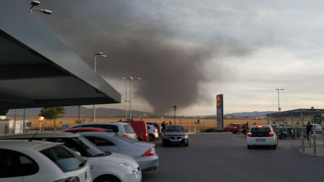 Una columna de humo alerta a los vecinos del Área Metropolitana de Granada