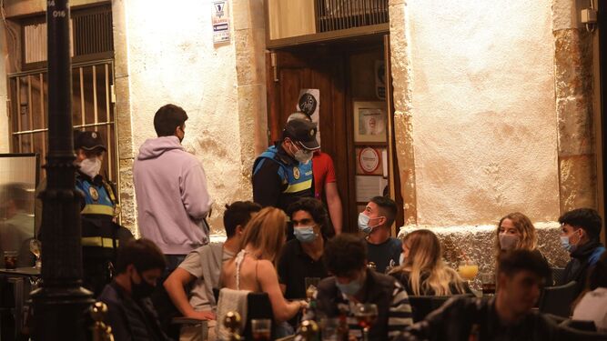 Imagen de las calles de Salamanca  donde Policía Nacional y Local colaboran de manera "conjunta y organizada" ante los incumplimientos sanitarios en los bares nocturnos.