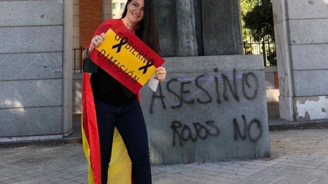 Polémica por la foto de la diputada por Granada de Vox Macarena Olona frente a la estatua de Largo Caballero