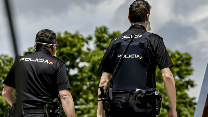Imagen de archivo de dos agentes de la Policía Nacional de Granada.