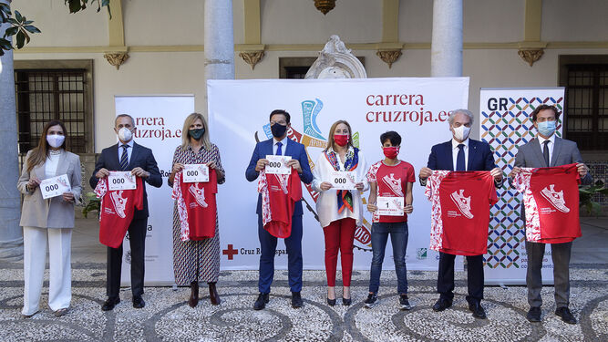 El alcalde de Granada junto a los patrocinadores y la atleta María Pérez
