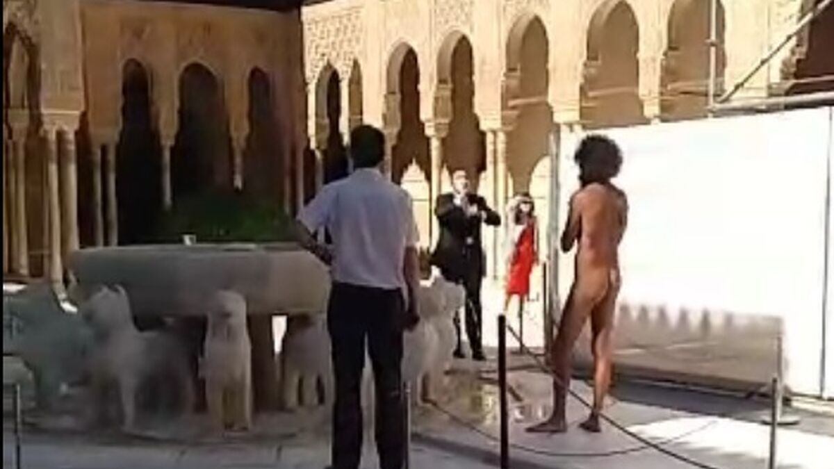 Video: El exhibicionista de Granada vuelve a liarla: vídeo de su desnudo en  el Patio de los Leones de la Alhambra