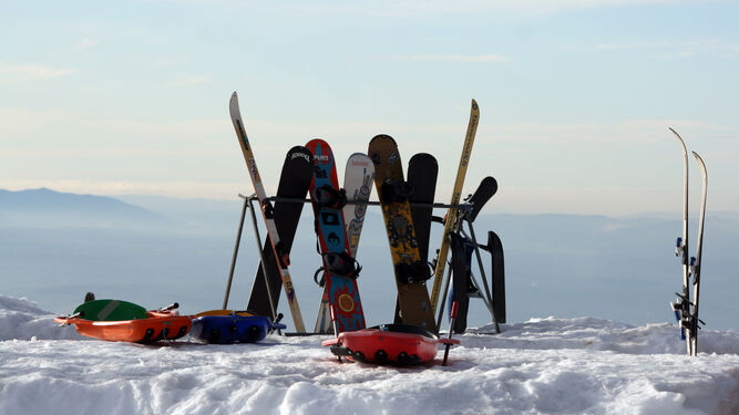 Esquíes y tablas de snowboard en Sierra Nevada