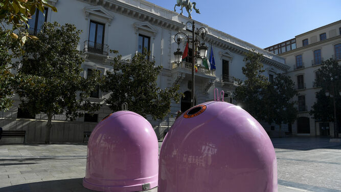 Los contenedores rosas contra el c&aacute;ncer de mama en Granada