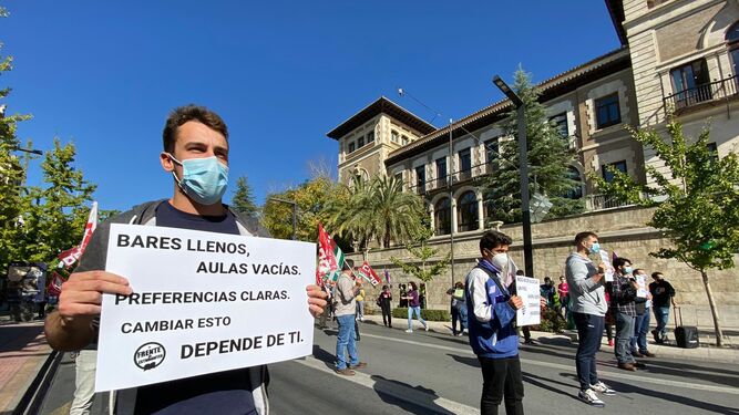 Imagen de archivo de la concentración contra el cierre de la Universidad de Granada del pasado viernes.