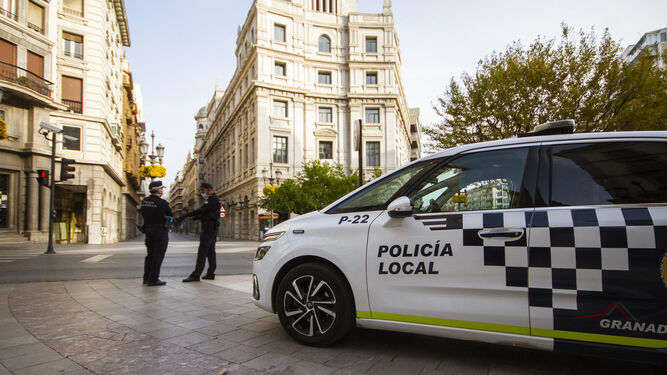 Un coche de la Policía Local vigilando el centro de Granada