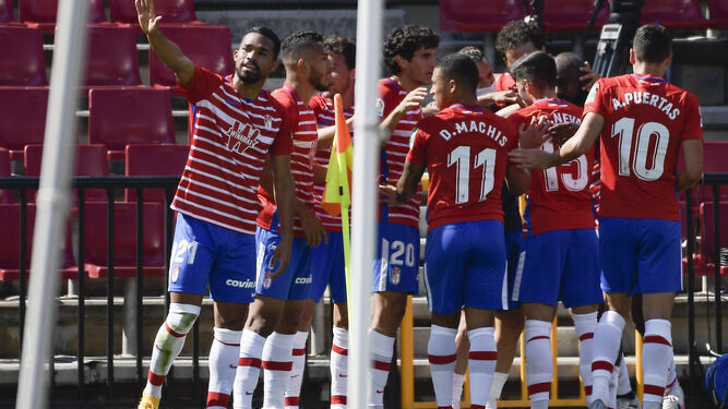 Jugadores del Granada se abrazan tras el gol marcado al Sevilla