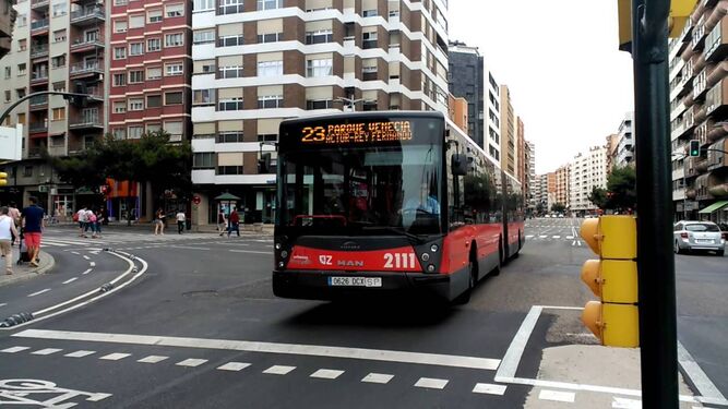 Un autobús urbano de Zaragoza pierde una rueda y golpea a una mujer de 77 años