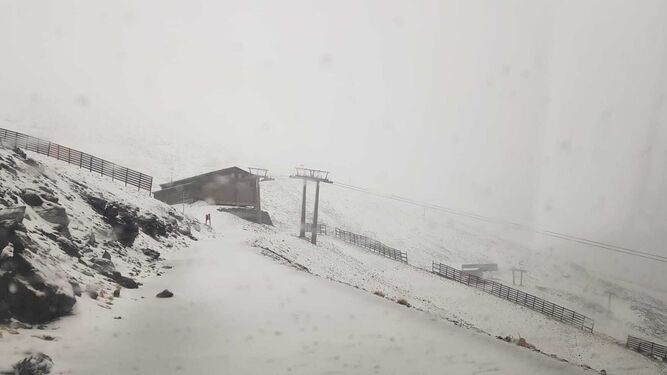 Llegan las primeras nieves de la temporada a Sierra Nevada (Granada)