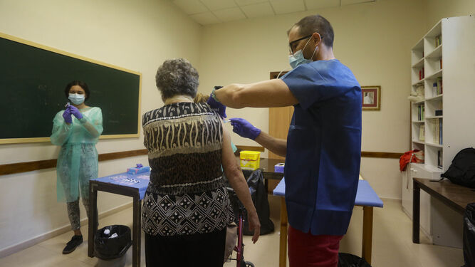 Una mujer recibe la vacuna de la gripe en una iglesia de Sevilla.