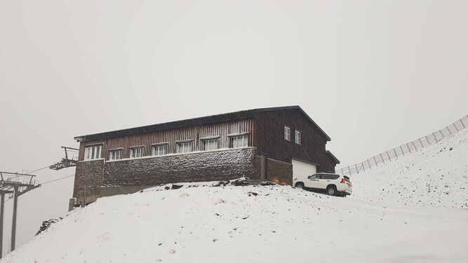Caen las primeras nieves en Granada y la estación de esquí de Sierra Nevada