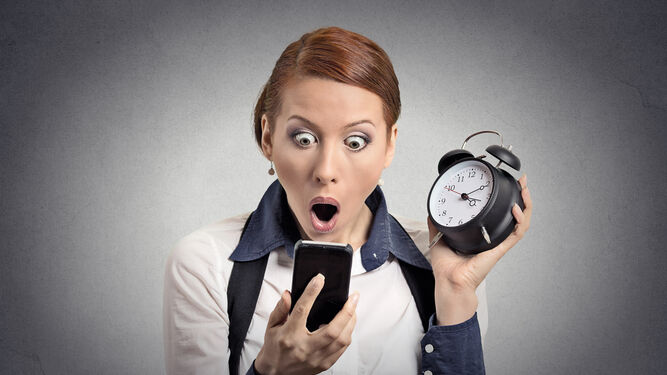 ¿Sabes si tu móvil hace el cambio de hora de manera automática?