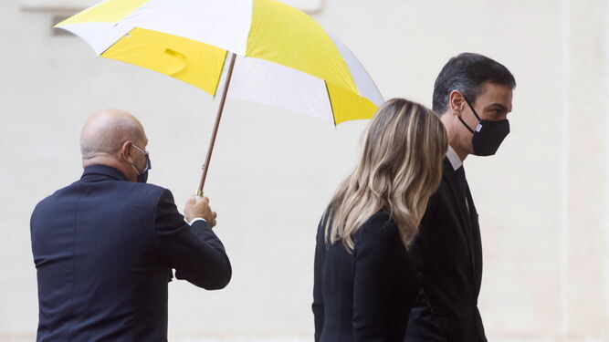 El presidente del Gobierno,  Pedro Sánchez, y su esposa este sábado antes de la audiencia con el Papa en el Vaticano.