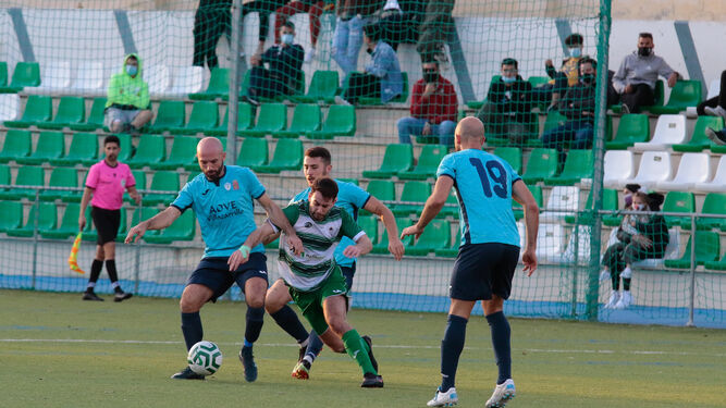 Celtic y Villacarrillo disputan un balón dividido