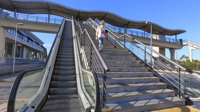 Una mujer baja las escaleras de la estación de Bahía Sur.