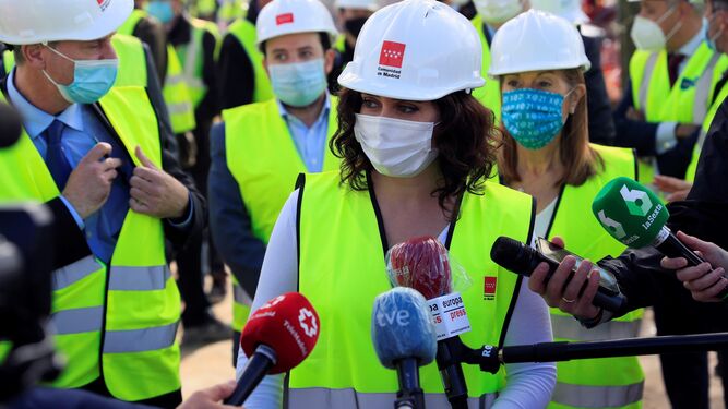 La presidenta de la Comunidad de Madrid, Isabel Díaz Ayuso, durante una visita a las obras de construcción del nuevo hospital en Valdebebas.
