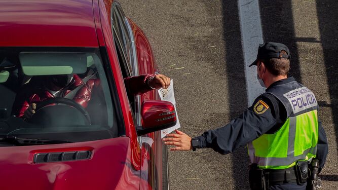 Imagen de un control policial instalado este lunes a la entrada a la de Oviedo por la autopista A-66.