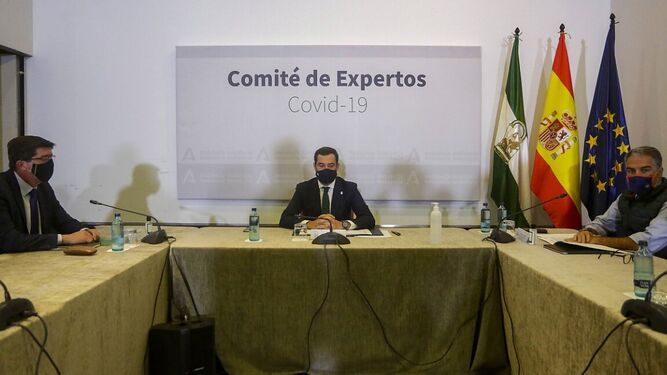 Juanma Moreno, junto a Juan Marín y Elías Bendodo en la reunión del Comité de Alertas en San Telmo.