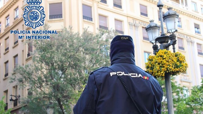 Imagen de archivo de un agente de la Policía Nacional en Granada.