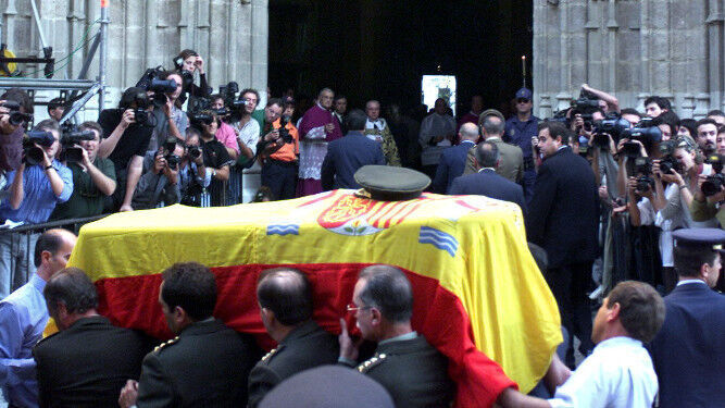 Funeral en Sevilla por el doctor Muñoz Cariñanos, asesinado por ETA en el año 2000