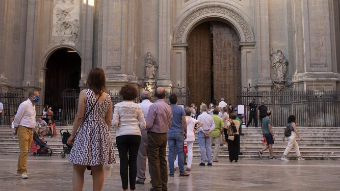 Colas para entrar a un concierto en la Catedral de Granada
