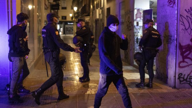 Pinchazo de la manifestación contra el estado de alarma en Granada, casi sin asistentes