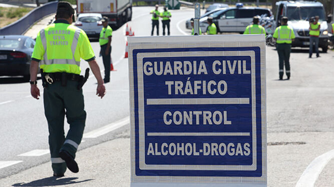 Guardias civiles en un control de alcoholemia