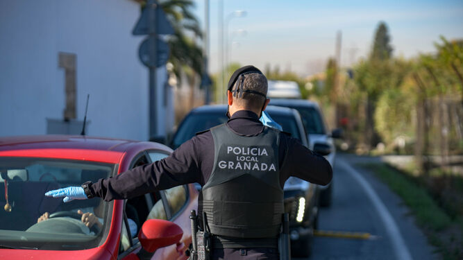Un agente de la Policía Local de Granada durante un control para evitar la movilidad este puente.