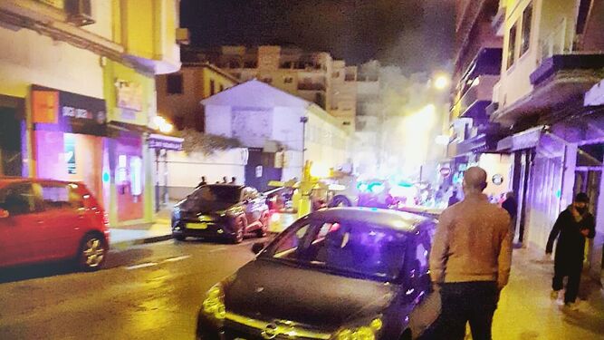 Imagen de los contenedores ardiendo este martes en Granada.