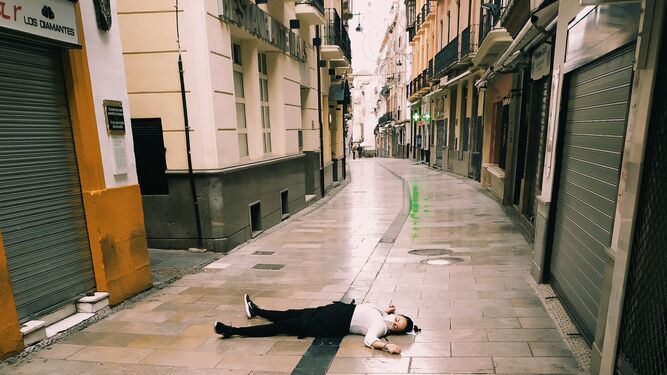La camarera Ana Olmos, tumbada en una calle Navas desierta