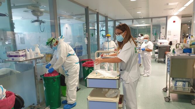 El hospital Clínico del PTS aumenta su capacidad para enfermos de coronavirus y estudia  poner camas en una de sus cafeterías